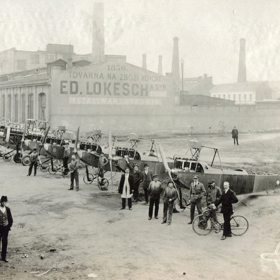 Na dosud nezveřejněném snímku z roku 1919 vidíte první vyrobená letadla z továrny sídlící v holešovické ulici v Osadní 799 na Praze 7