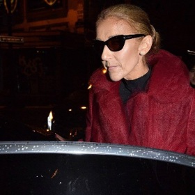 Z hubeného obličeje vystupuje kostnatá brada a lícní kosti.