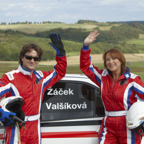 Vztah s podstatně mladším kolegou z Růžovky Šimonem Žáčkem (Saša Rašilov), Běla nakonec ukončila