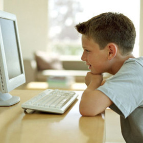 Puberťáci jsou schopni na internetu trávit celé dny.