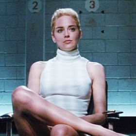 Trvalo dlouhých pětadvacet let, než režisér snímku prozradil pravdu o kultovní scéně s výslechem hlavní hrdinky. Sharon Stone na sobě skutečně žádné kalhotky neměla