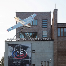 Na budově NTM byl na podzim loňského roku umístěn jako doklad vyspělosti československého průmyslu cvičný proudový letoun Aero L-29R Delfín