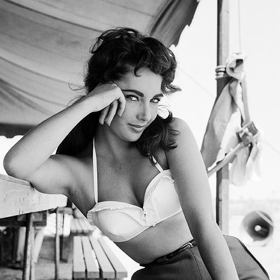 Stala se jedním z filmových sexsymbolů své doby.