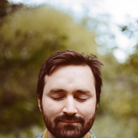 Tom Rosenthal je charismatický zpěvák, který baví.