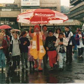 Klaun lákal školáky na hamburgery