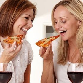 Pizza a víno patří na pokec s kamarádkou, rozhodně ne na dietní jídelníček