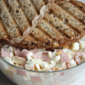 Jablečná pomazánka s hermelínem a celozrnným chlebem