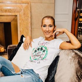 Zpěvačka vypadá skvěle i v triku a džínách.