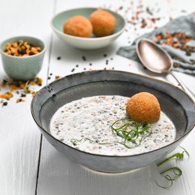 Krémová polévka z barevné čočky, kroketa z čočky a bramborového pyré