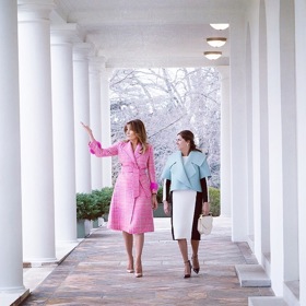 Melania Trump ve slušivém růžovém kabátku