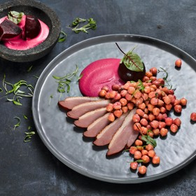 Salát z cizrny s uzeným kachním prsem, pyré z červené řepy