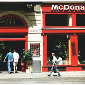 Pohled na první McDonald, který se otevřel v březnu 1992
