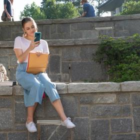 Mladá studentka se zamiluje do temného chlapce.