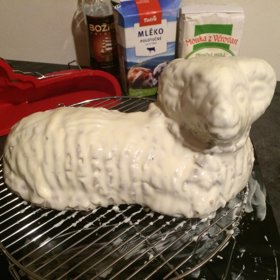 Nakonec beránka přelijte polevou.