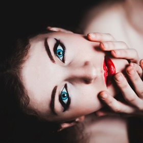 Na pleť si také na jaře raději dávejte lehké hydratační fluidy než těžké krémy, které zatěžují.