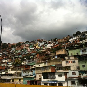 Slum v Caracasu ve Venezuele.