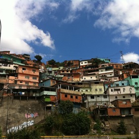 Slum v Caracasu ve Venezuele. 