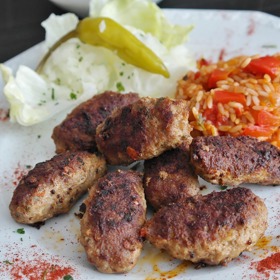 K čevapčiči udělejte třeba dušenou rýži s paprikou.