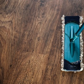 Při vytírání vždy postupujte od konce místnosti směrem ke dveřím.