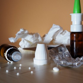 Abychom dosáhli nejen vyléčení akutní rýmy, ale navrátili nosní sliznici i její funkčnost, je vhodné kombinovat aplikaci nosních kapek či sprejů s roztoky mořské vody.