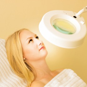 Na začátku jara je také vhodné podstoupit chemický peeling, který sjednotí pokožku, zlepší její strukturu a pleť po něm vypadá jasná a zdravá.