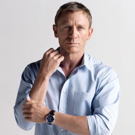 Nepříliš vysoký herec se světlými vlasy, ostrými rysy a lehce zapamatovatelnou charakteristickou tváří rozhodně typickým představitelem slavného Jamese Bonda není.