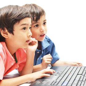 Děti tráví na počítači spoustu času.