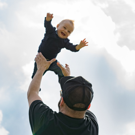 Otcové si svou roli užívají většinou až po pár měsících