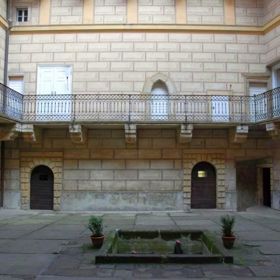 Hrad Houska se nachází nedaleko České Lípy ve východní části kokořínských lesů.