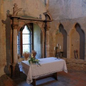 Spoustu senzibilů a parapsychologů potvrdilo, že na hradě Houska je něco děsivého a za jeho zdmi se skrývá hrůzostrašné tajemství.