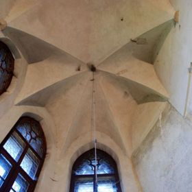 Díra do samotného nitra pekla byla podle pověstí zasypána, několikrát neúspěšně, a na ní vystavěn tento hrad jako strážce mezi světem a zlem skrývajícím se pod ním.