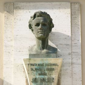 Památná busta básníka Jiřího Wolkera.