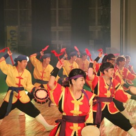 Vyčerpávající vystoupení okinawských bubnů