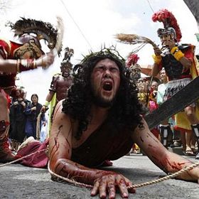 Na Filipínách se lidé dodnes nechávají bičovat a přibíjet na kříž.