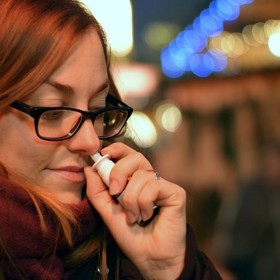 Dlouhodobé podávání účinných přípravků s dekongestanty s sebou paradoxně nese riziko nosní neprůchodnosti a medikamentózní rýmy.