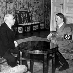 Hácha během jednání s Adolfem Hitlerem v Praze.