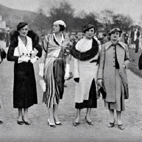 Ženy z vysoké společnosti vždy musely být za dámy.