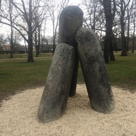 Podle další legendy Čertův sloup patřil k podpěrným sloupům klenby původního, dnes již zaniklého kostela sv. Petra a Pavla na Vyšehradě