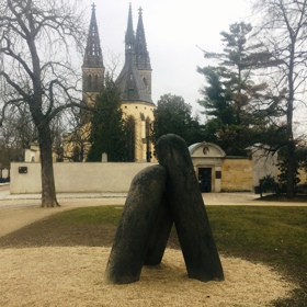 Vypravte se na pražský Vyšehrad, kde v Karlachových sadech najdete nepřehlédnutelný Čertův sloup