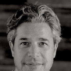 Film režíroval oscarový režisér Ross Kauffman.