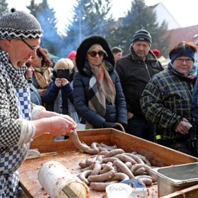 Zruční řezníci Tomáš Hudera, Michal Kovařík, mistr škvarkař Radomír Sekyra a jejich pomocníci připraví jitrnice, prejty, polévky, sulc, tlačenku, guláš, škvarky a další nejen zabijačkové dobroty.