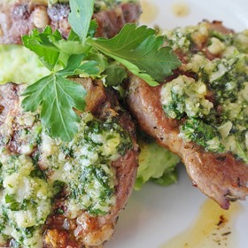 Maso můžete ozvláštnit petrželovým máslem