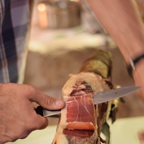 Prosciutto crudo, tedy syrová sušená šunka, se vyrábí ze sušeného vepřového masa, a to konkrétně z kýty.