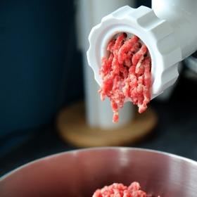 Pokud je to možné, namelte si maso doma.