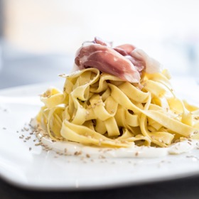 Prosciutto je součástí i mnoha receptů na přípravu těstovin