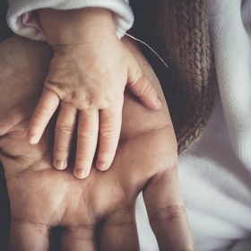 Otec má díky mateřské s dítětem mnohem intenzivnější vztah