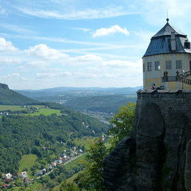 Jakmile se ocitnete na pevnosti, otevře se vám hned z několika míst. překrásný výhled do údolí řeky Labe, na Saské Švýcarsko a rovněž na východní výběžky oblasti Krušné hory