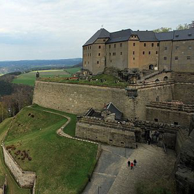 Hradby jsou vytvořeny z pískovcového kamene a dosahují výšky až 42 metrů.