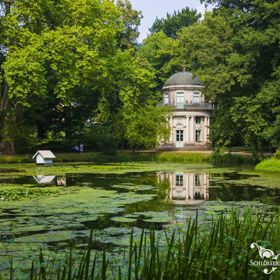 Anglická zahrada a pavilon v zámeckém parku.