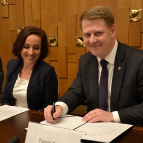 Kateřina Urbánková a Tomáš Prouza při podpisu memoranda.